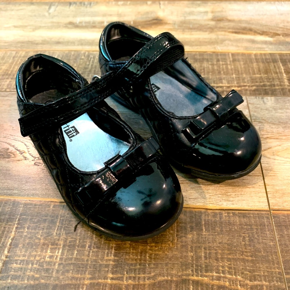 Toddler girls Smart Fit flats.